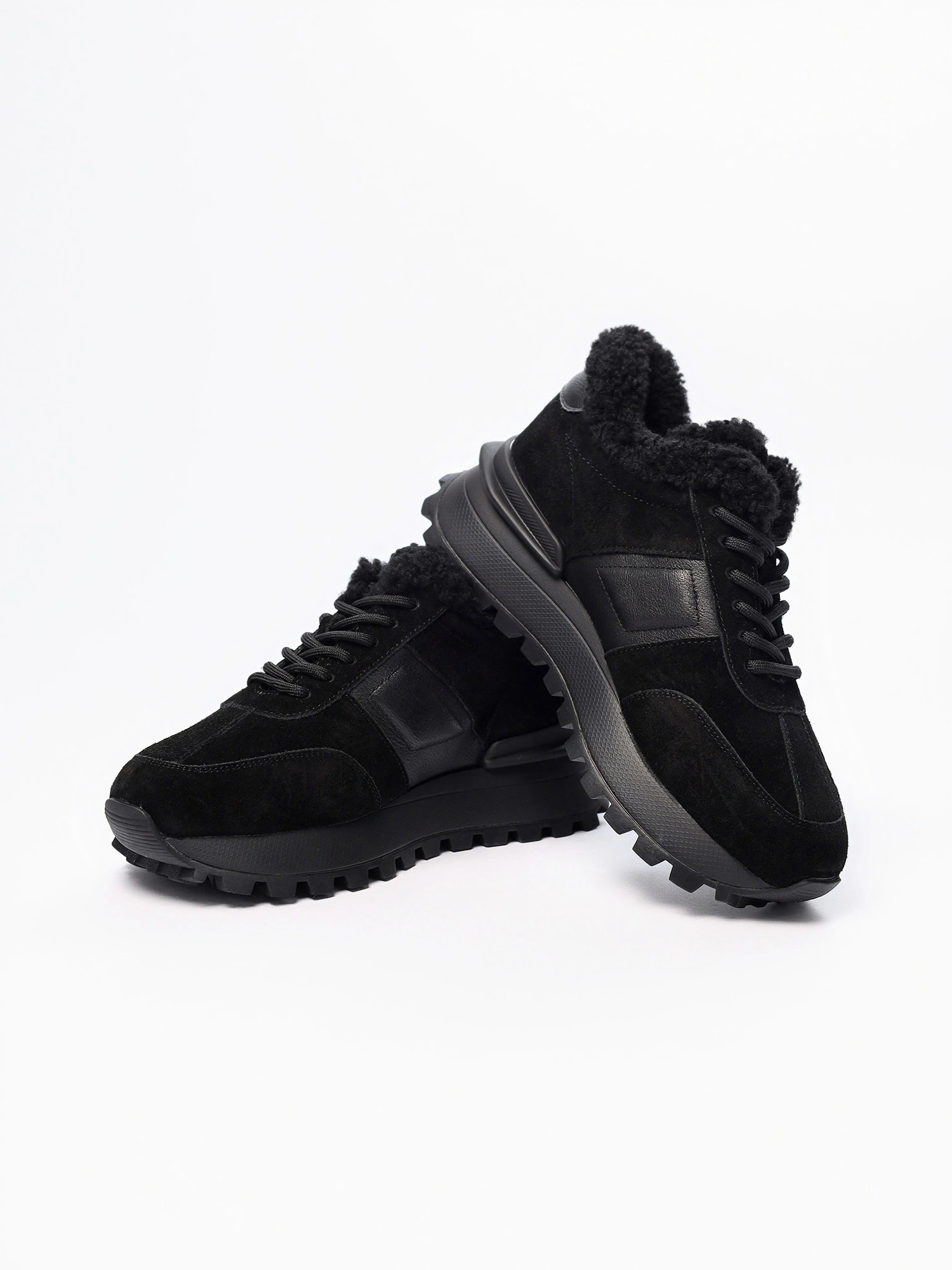 Кроссовки комбинированные черного цвета на рельефной подошве